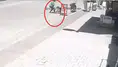 sokak ortasında 2 yaşındaki çocuğunu tekmeledi