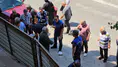 Zonguldak'ta kaldırımdan kaldırılmak istenen seyyar satıcı başını defalarca kapıya vurdu
