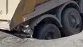 Beylikdüzü'nde yol çöktü : Hafriyat kamyonu çukura saplandı