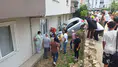 Bursa'da apartman duvarına çarpan otomobil boşlukta asılı kaldı : 3 yaralı