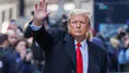 Trump konuşurken arkasında taklidini yapan genç viral oldu