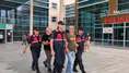 Gözaltına alınan yönetmen Ezel Akay ve kardeşi adliyede