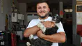 Adana'da duyarlı esnaf boğazına cisim kaçan köpeği kurtardı
