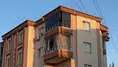 Aksaray'da 5'inci katın camından düşen genç kız ağır yaralandı