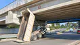 Adana'da seyir halindeki ASKİ kamyonunun damperi köprüye takıldı