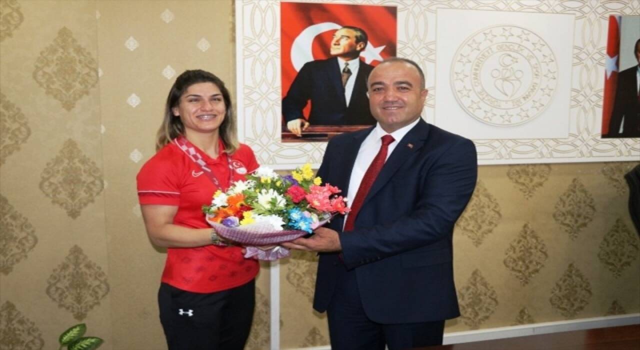 Tokyo Paralimpik Oyunları’nda bronz madalya kazanan Zeynep Çelik, Cumhuriyet altını ile ödüllendirildi