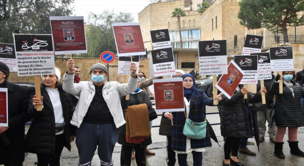 Beyrut’taki Fransız Büyükelçiliği önünde protesto