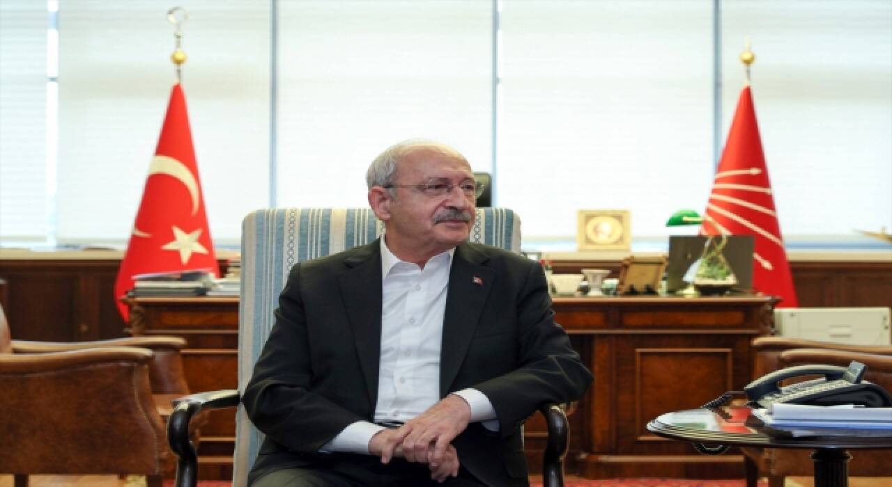 Kılıçdaroğlu, Hakkari’den partisine yeni katılanlarla bir arada