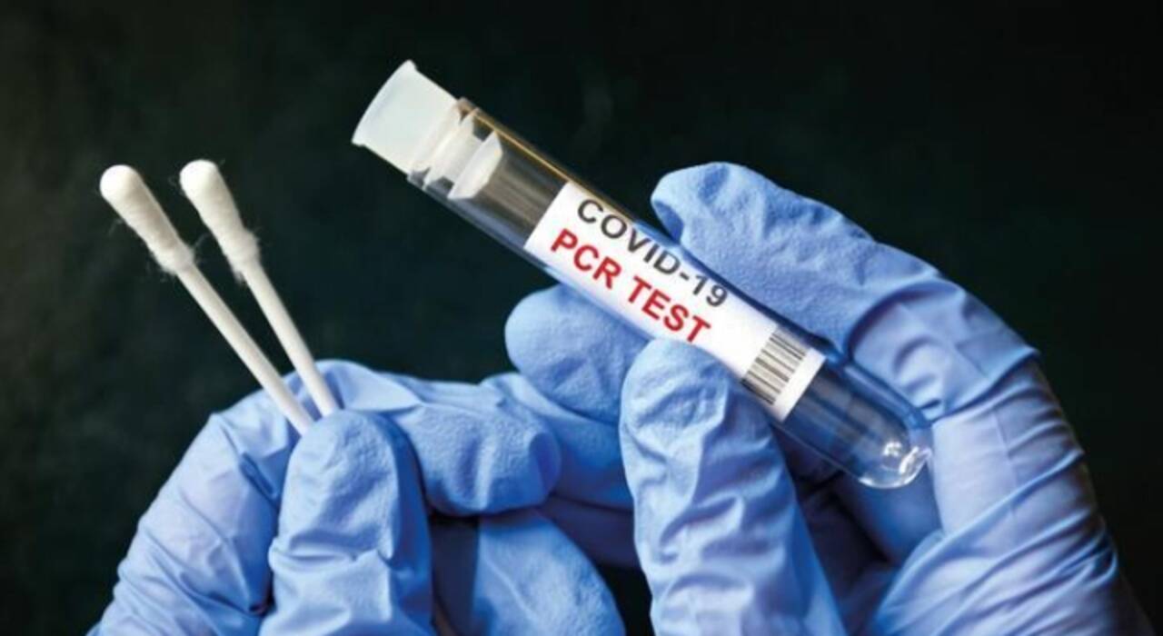 Aşısızlara test zorunluluğu tamamen ortadan kaldırıldı