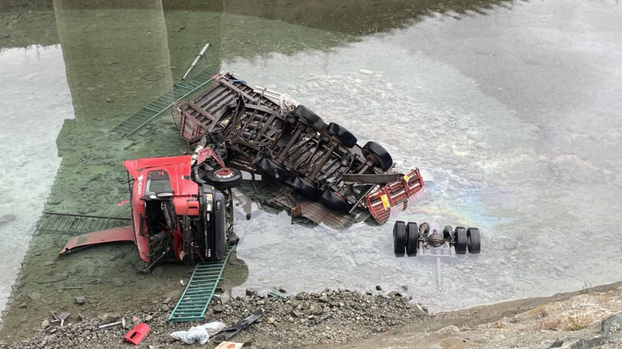 Artvin'de Çoruh Nehri'ne düşen tırın sürücüsü hayatını kaybetti