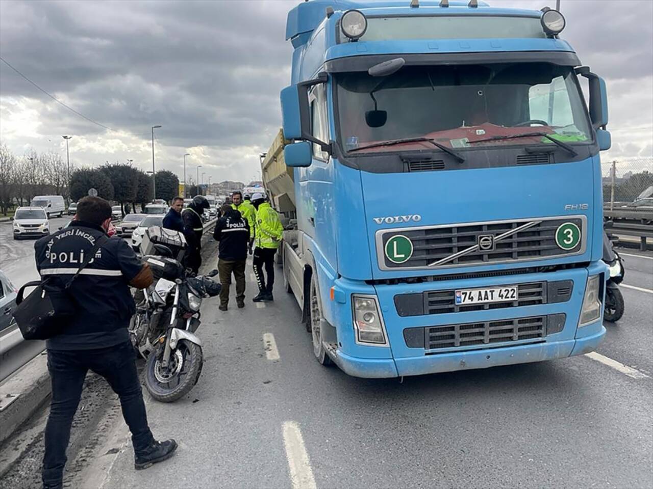 Küçükçekmece'de kamyona çarpan motosikletin sürücüsü hayatını kaybetti