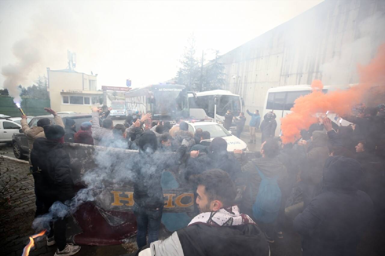 Trabzonspor taraftarları takımı Rize'ye sevgi gösterileriyle uğurladı