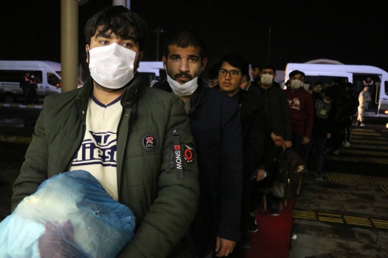 Ağrı'da yakalanan 227 Afgan düzensiz göçmen uçakla ülkelerine gönderildi