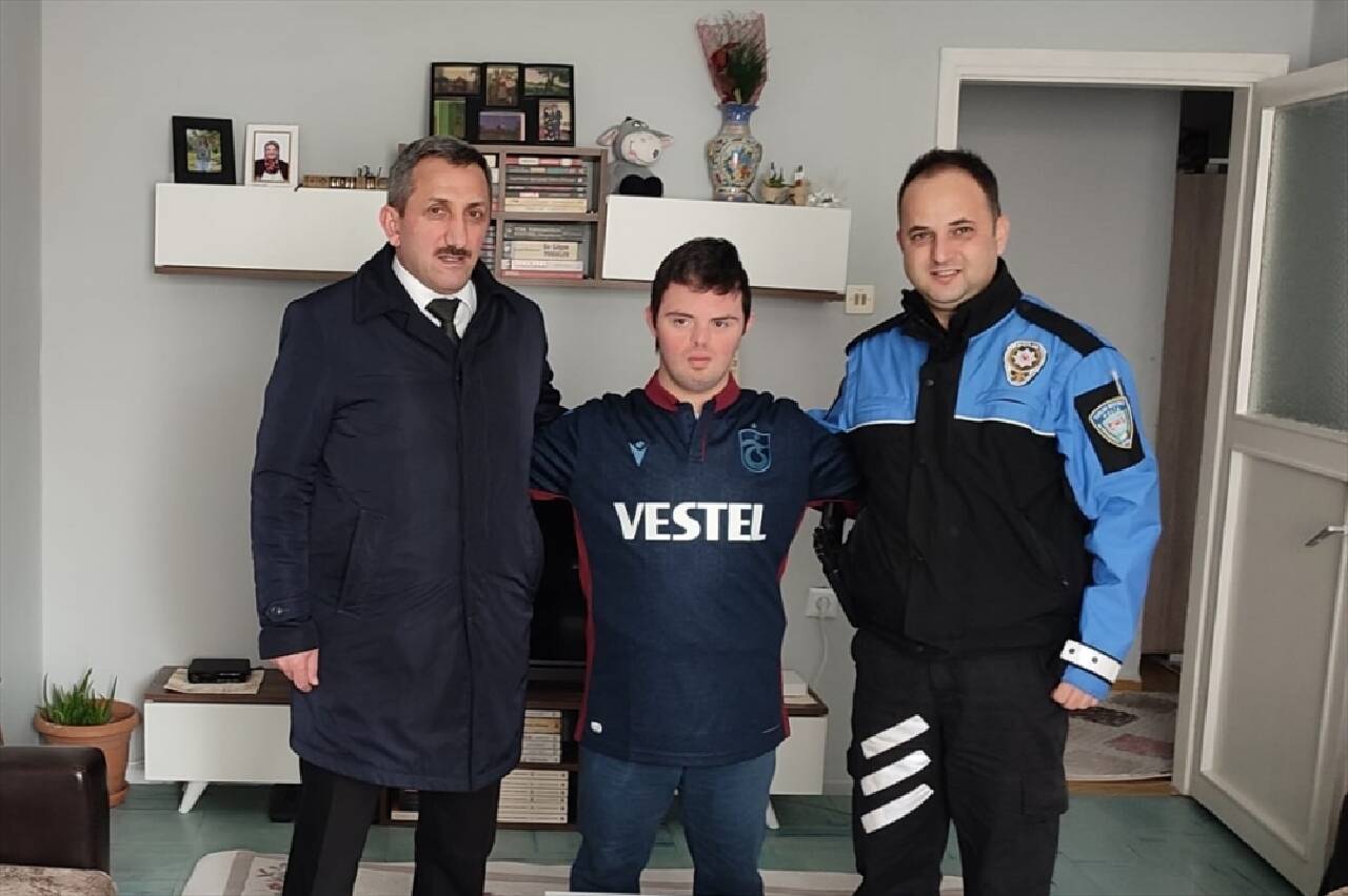Tekirdağlı down sendromlu gencin Trabzonspor forması hayalini polisler gerçekleştirdi