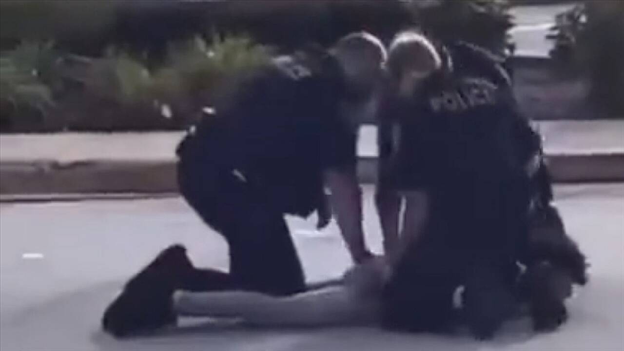 Amerika'da dehşet! Polis bir genci öldüresiye dövdü
