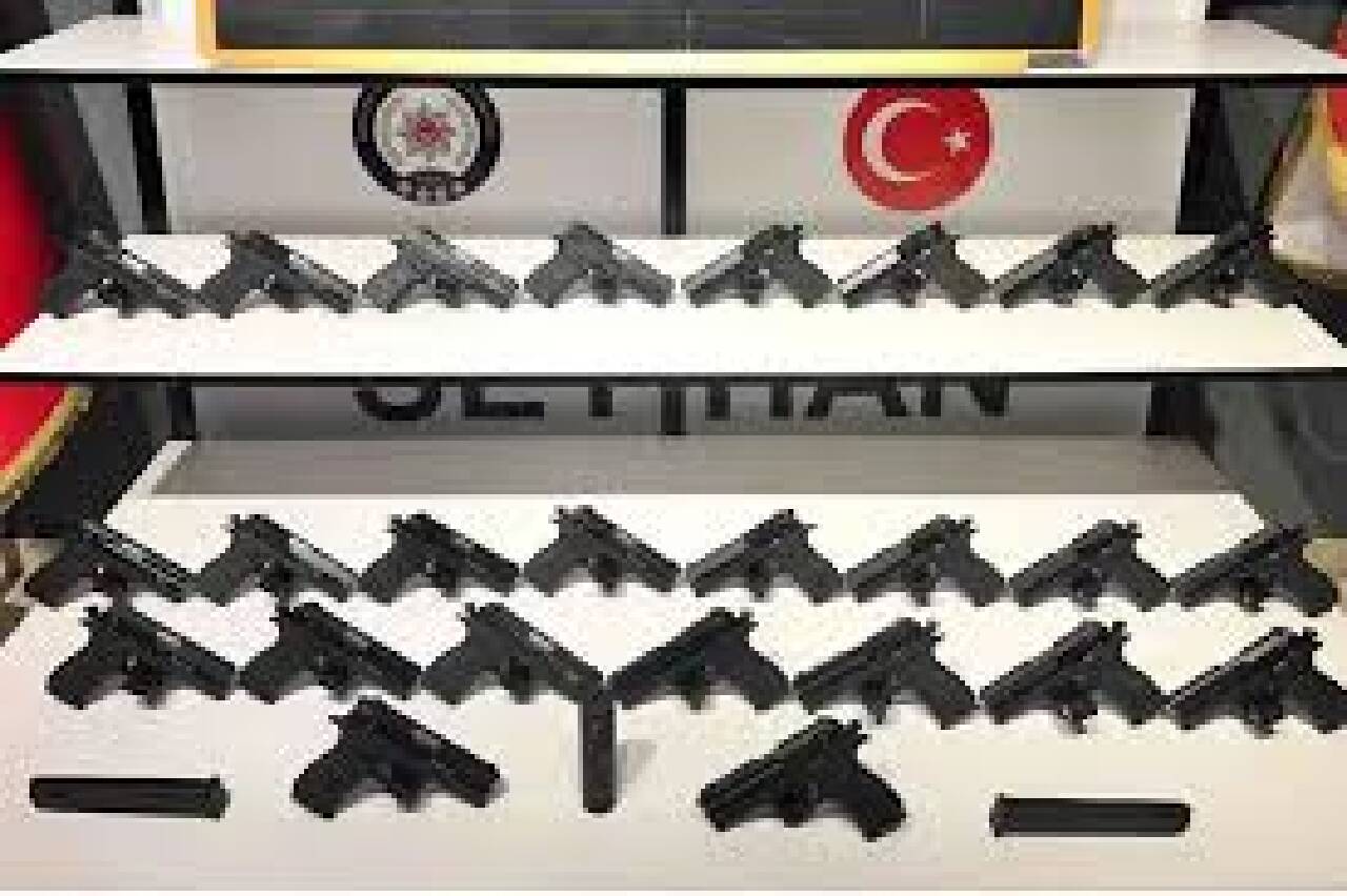 Adana'da iş yerinde ruhsatsız 26 tabanca ele geçirildi