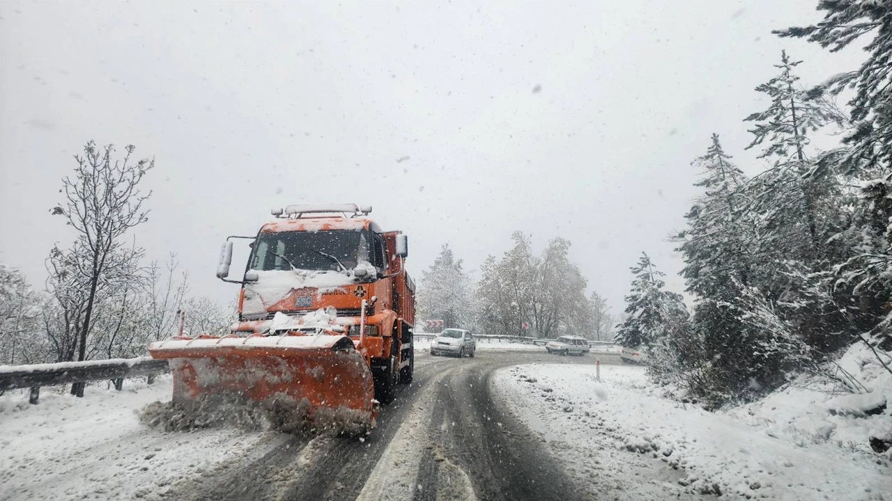 Ardahan'da kar yağışı ve tipi nedeniyle birçok karayolu ulaşıma kapandı