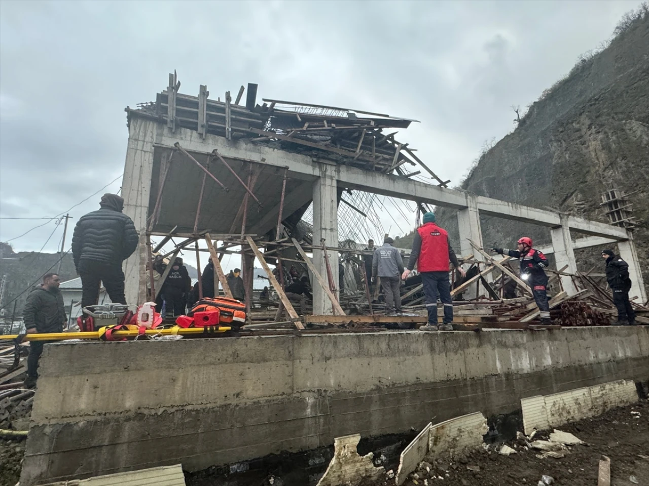 Trabzon’da inşaat göçüğü! 3 işçi yaralı, bir kişi kayıp