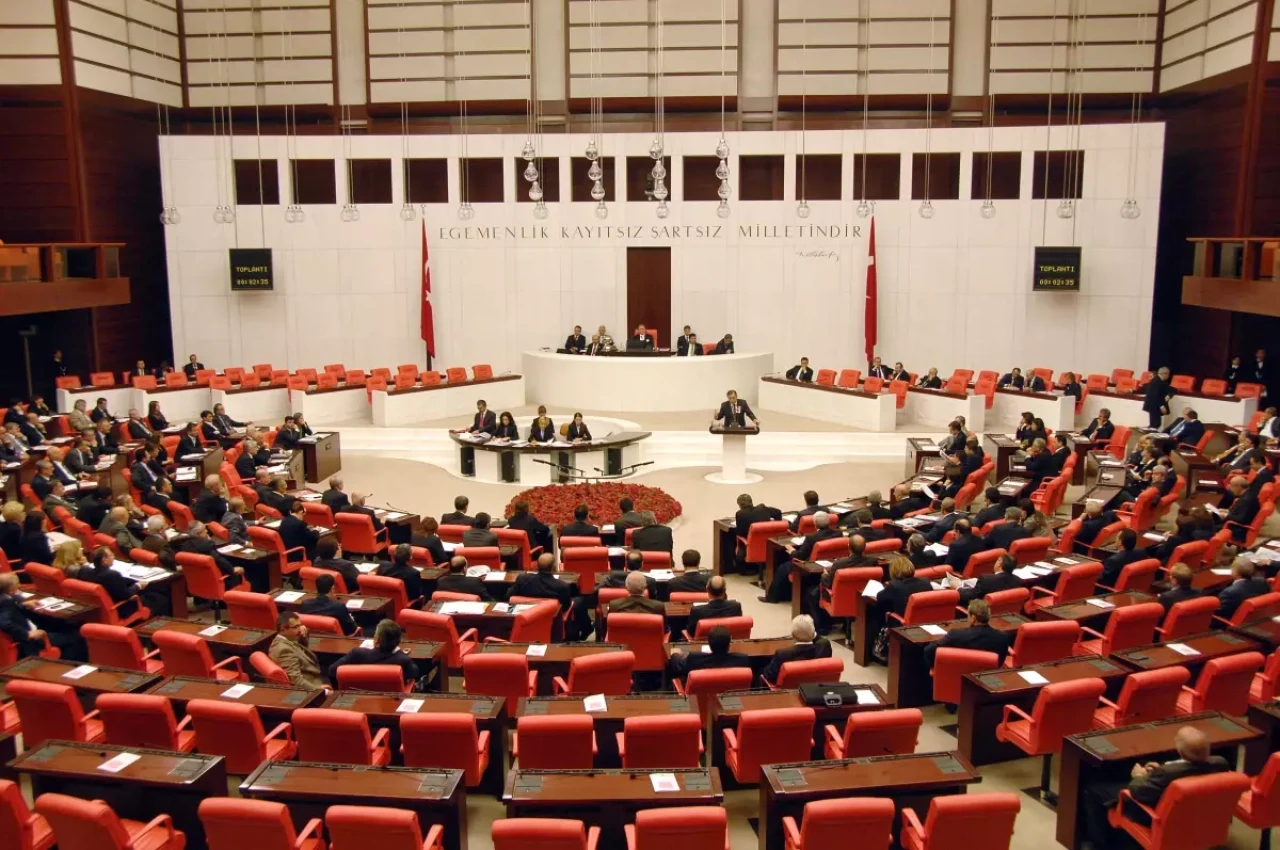 16 milletvekilinin dokunulmazlık dosyası TBMM'ye sunuldu! Özgür Özel ve diğer isimler kimler?