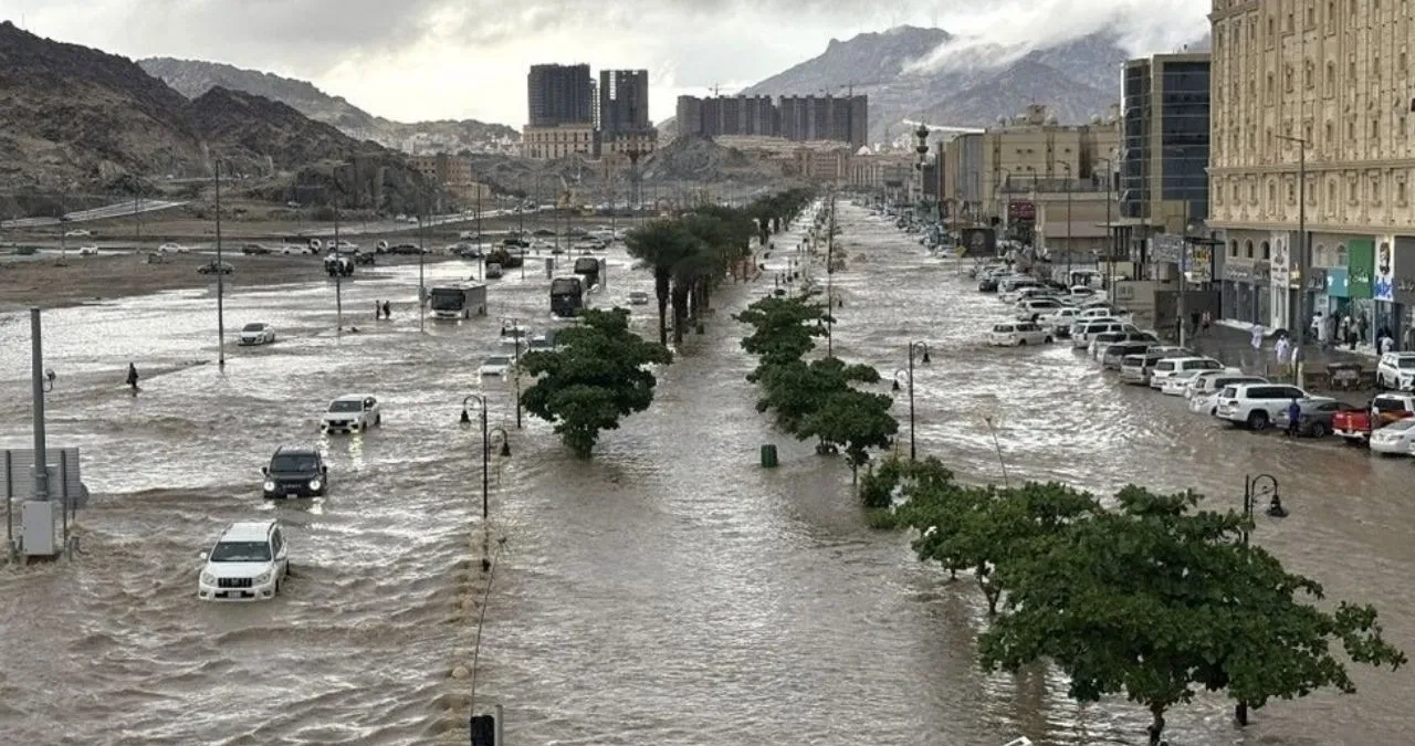 Suudi Arabistan'da şiddetli yağış felaketi: Mekke, Medine ve Cidde kırmızı alarmda!