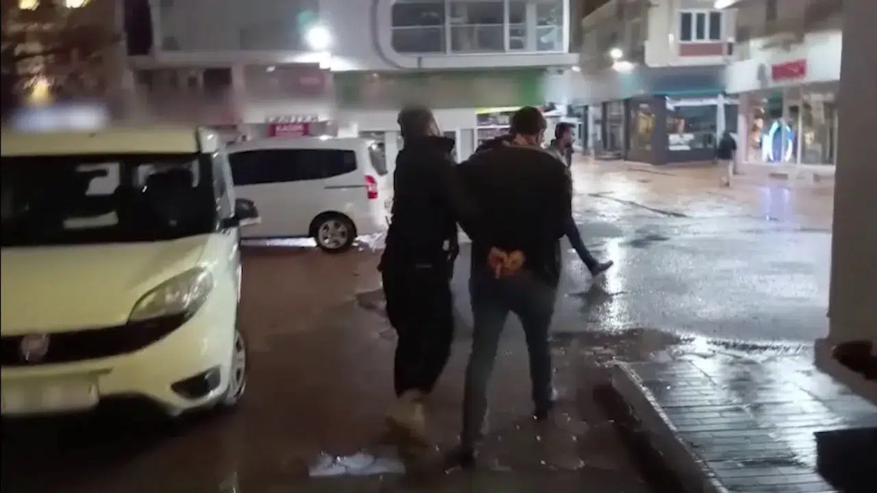 Sivas'ta 12 yıl cezası olan firari, kendi yaptığı gizli odada yakalandı