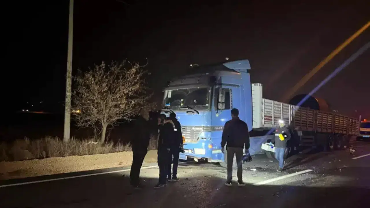 Kilis'te otomobil, park halindeki tıra çarptı: 2 yaralı