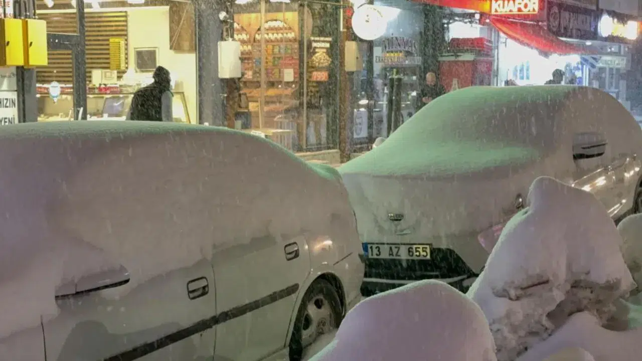 Bitlis'te kar kalınlığı 50 santimetreye ulaştı: Tatvan'da 15 köy yolu kapandı