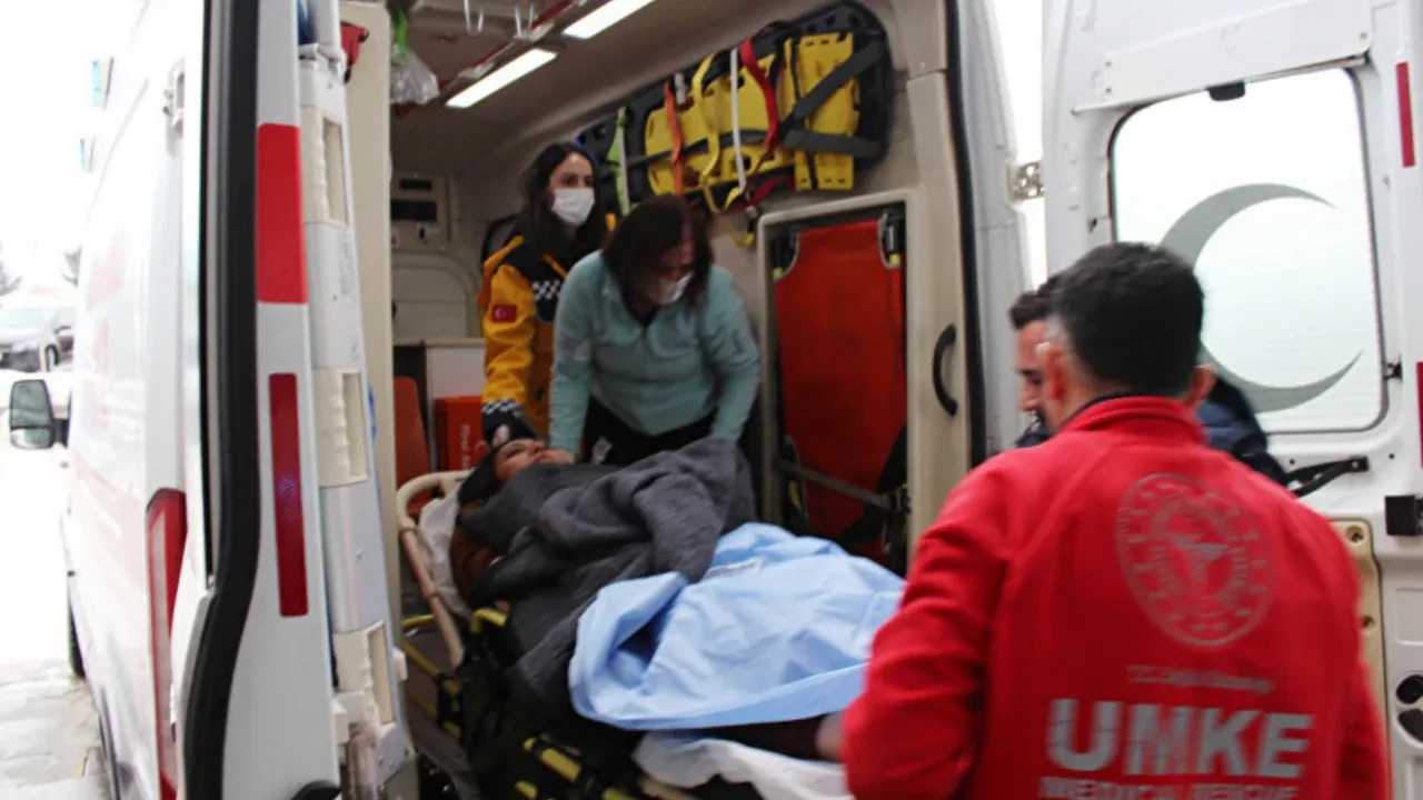 Aksaray'da telefon kavgası kanlı bitti: Annesi ve ağabeyini bıçakladı!