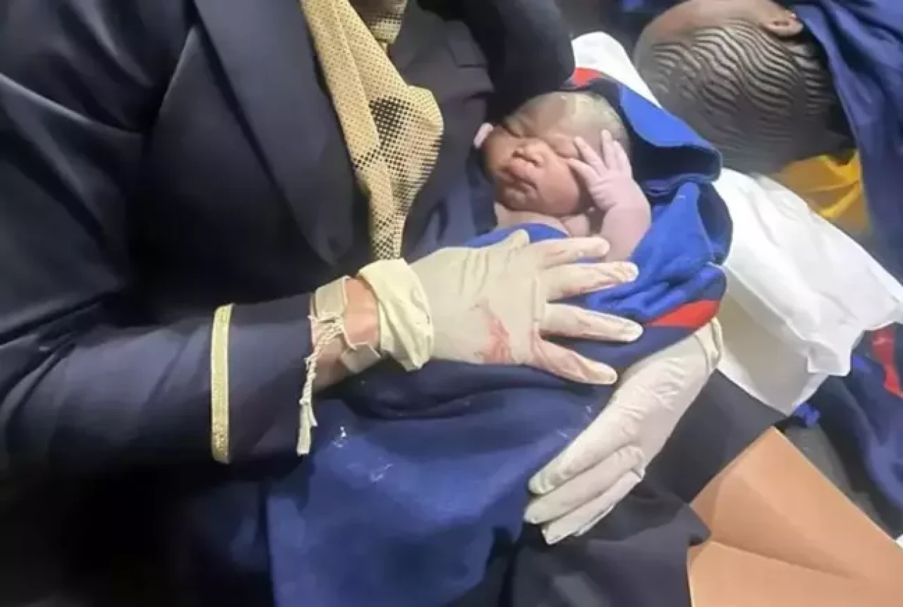 Uçakta doğum yapan kadının bebeğine verilen isim olay oldu!