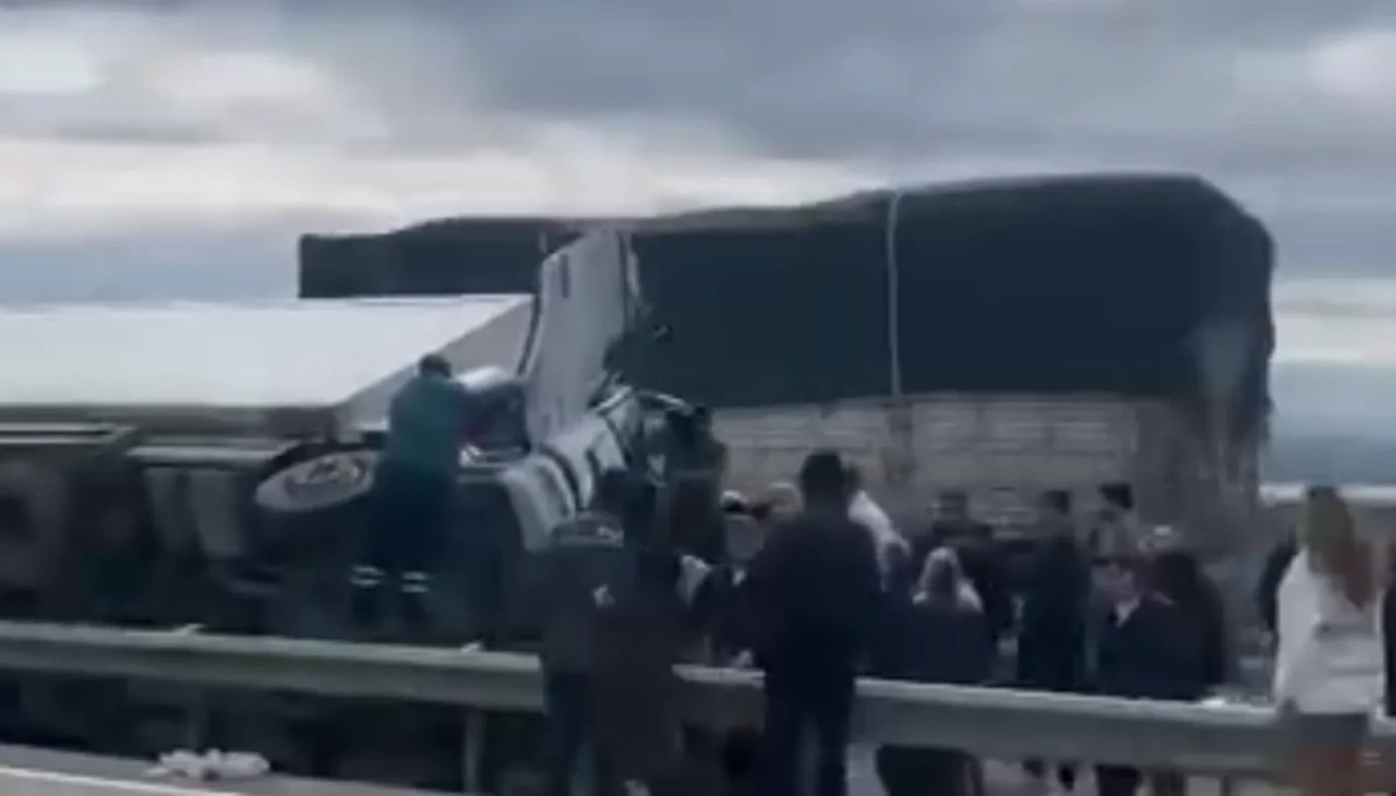 Kamyon kontrolden çıktı, bariyerleri aşıp refüje uçtu