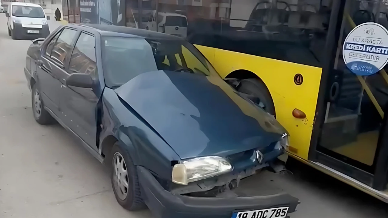 Çorum'da otomobil ile yolcu otobüsü çarpıştı: Çok sayıda yaralı var!