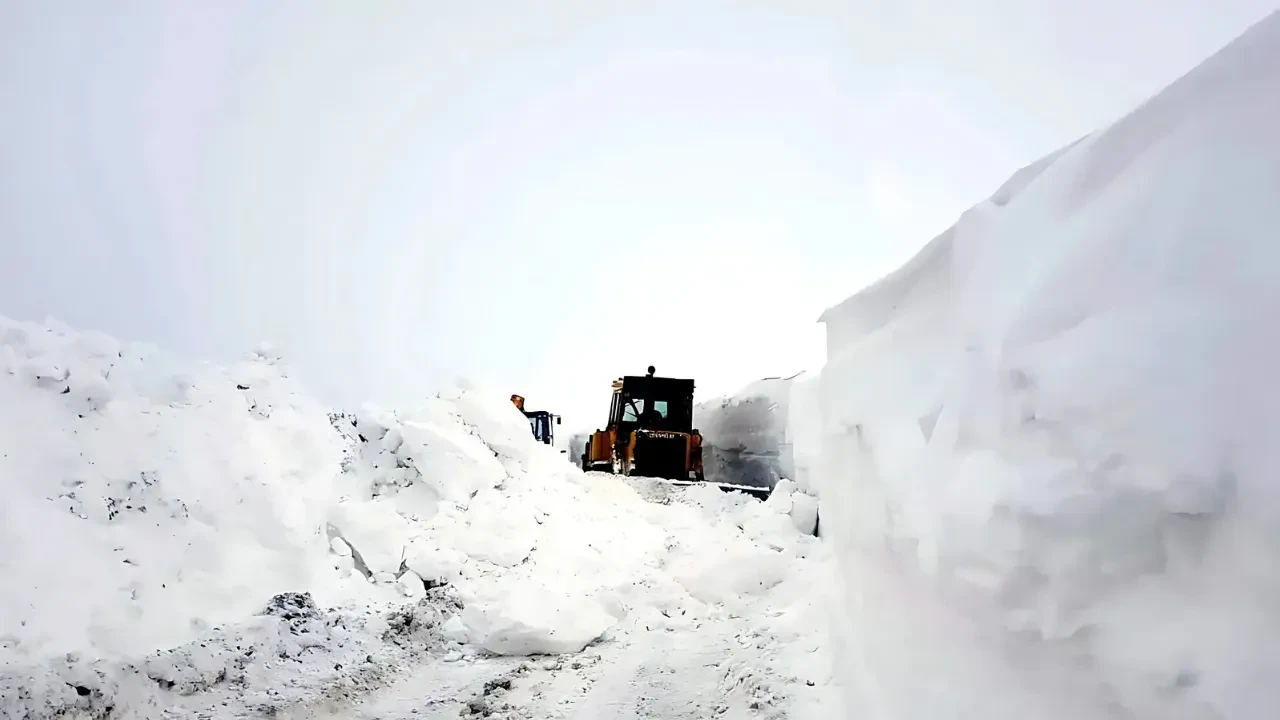 Siirt'te kar yağışı hayatı olumsuz etkiledi: 92 köy yolu ulaşıma kapandı