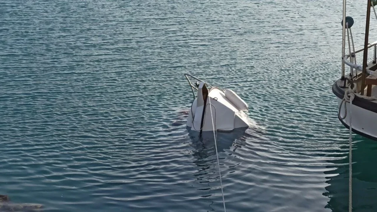 İskenderun'da şiddetli fırtına: Deniz çekildi, tekneler alabora oldu