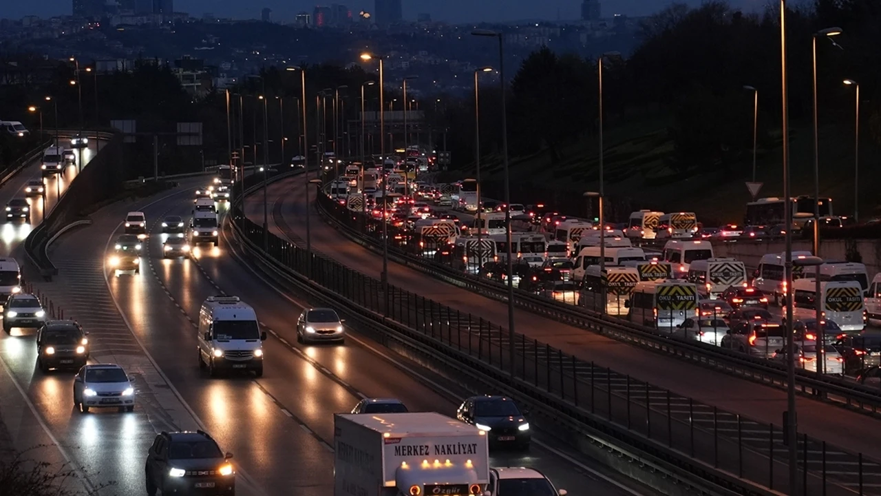 Haftanın ilk iş gününde trafik yoğunluğu nasıl? İşte İstanbul'da son durum!