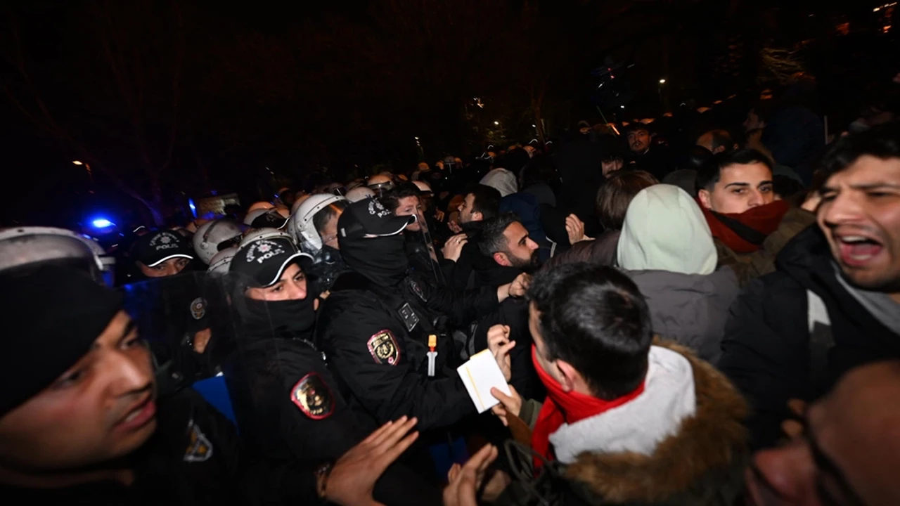 İBB önündeki protestoda gerginlik: Polis ile göstericiler arasında arbede yaşandı