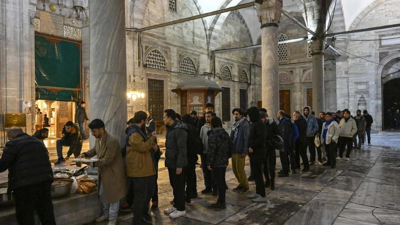 Şehzadebaşı Camii'nde toplanan kalabalık caminin tahribatına karşı nöbet tuttu