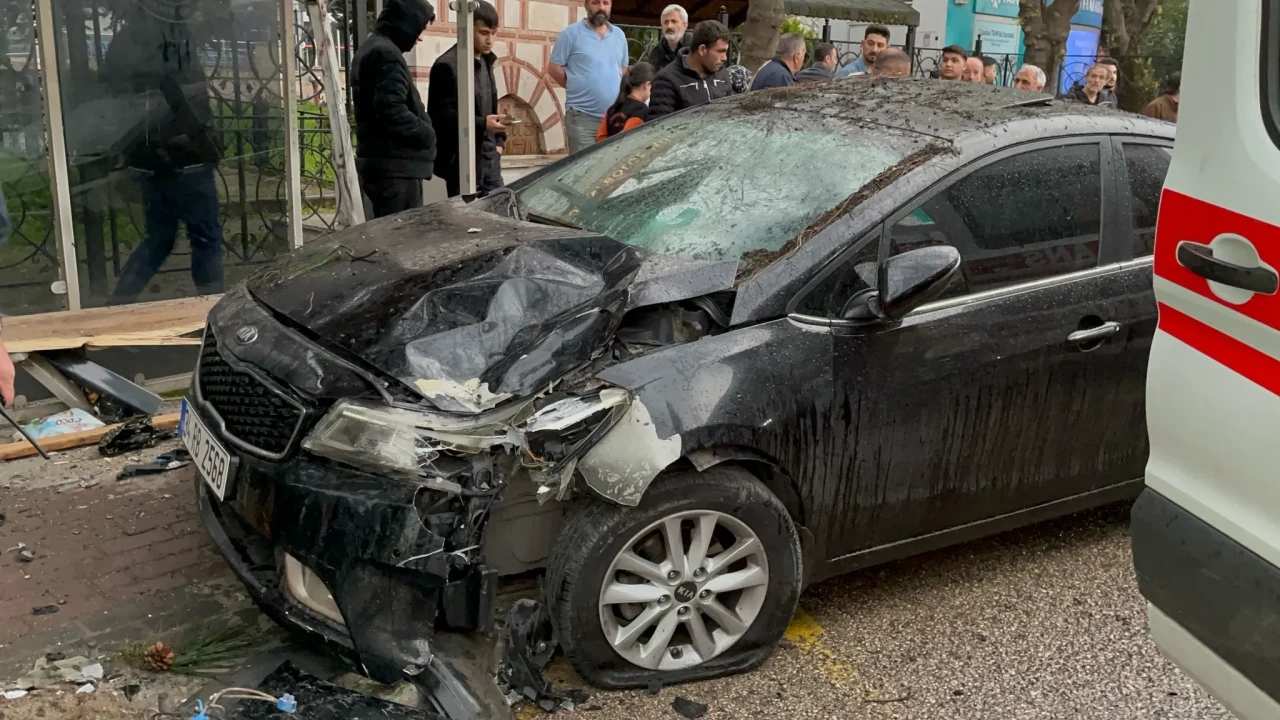 Bursa’da iftar saatinde dehşet! Otomobil durağa daldı: 6 yaralı