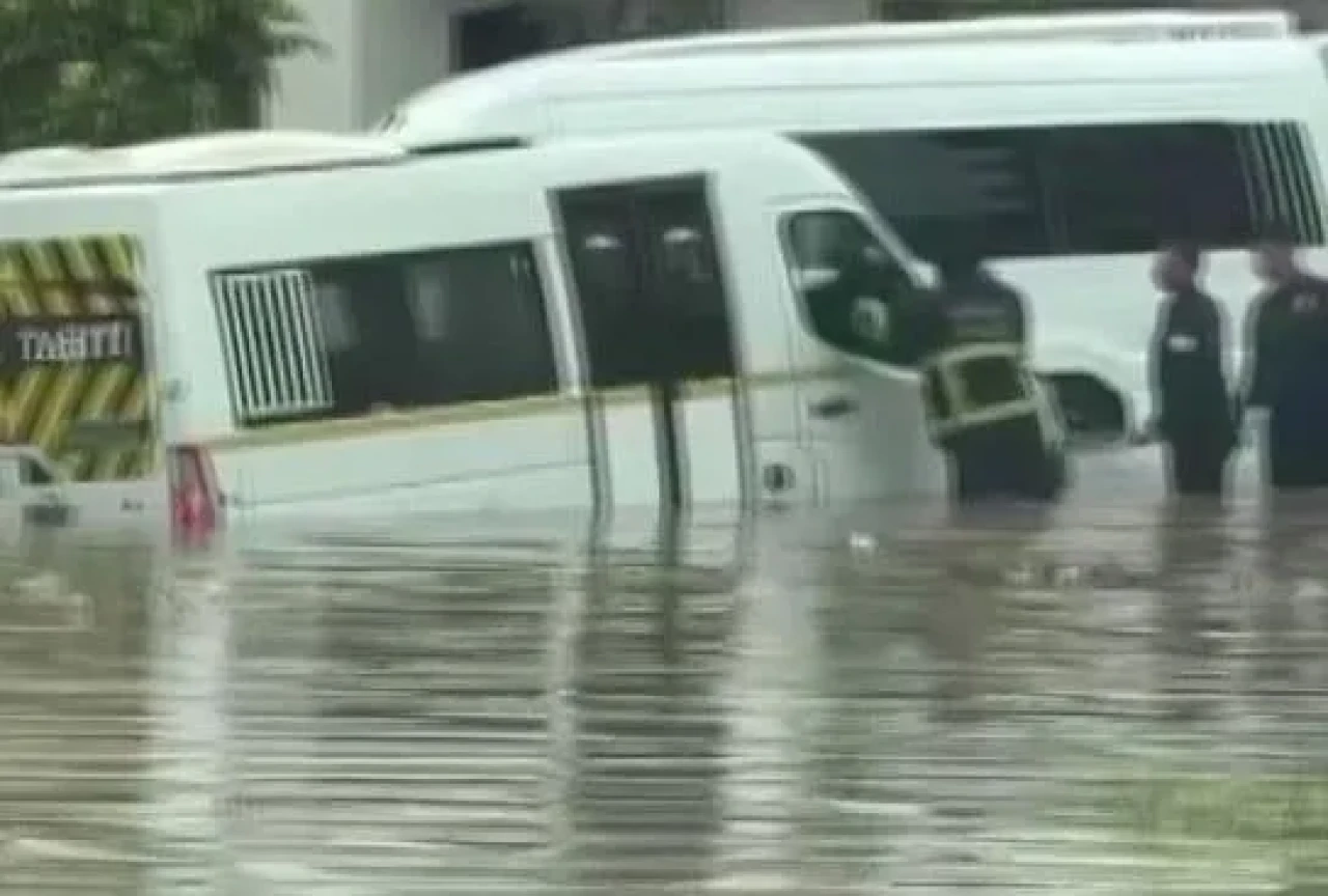 Adana'da sağanak fırtına: Öğrenci servisi su birikintisinde mahsur kaldı!