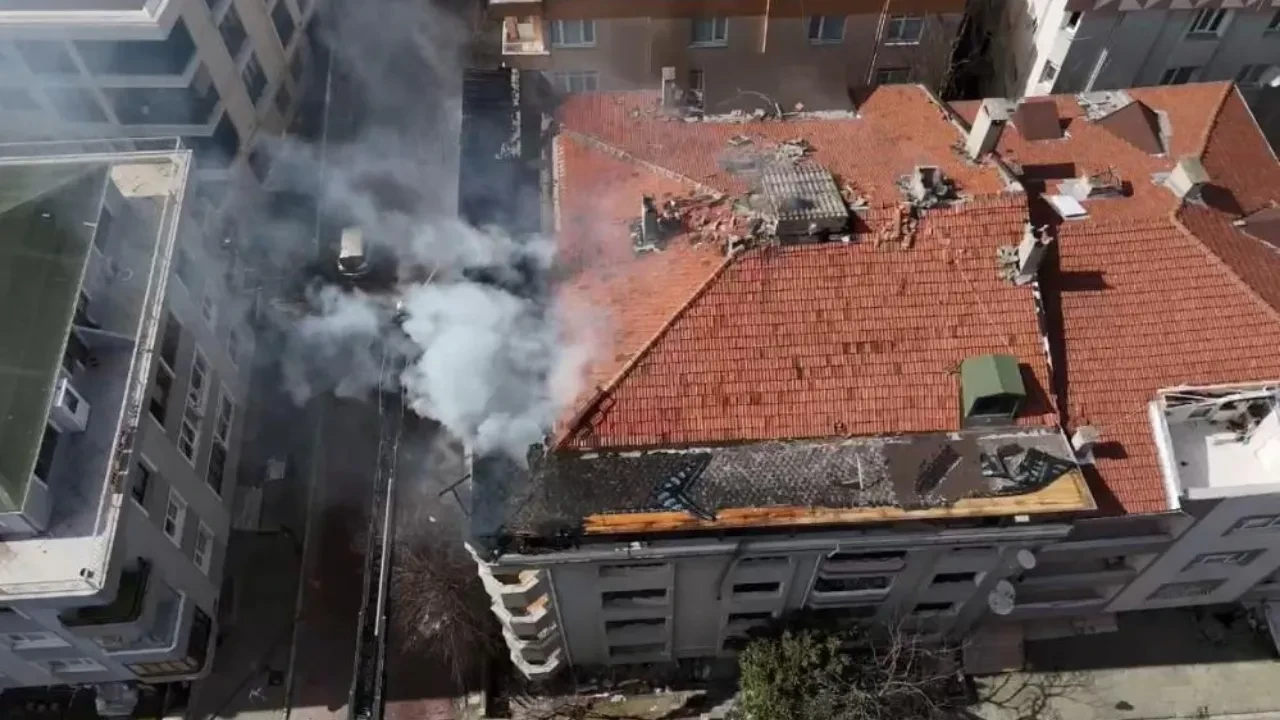 Avcılar'da yangın paniği: Binanın çatısı alev alev yandı!