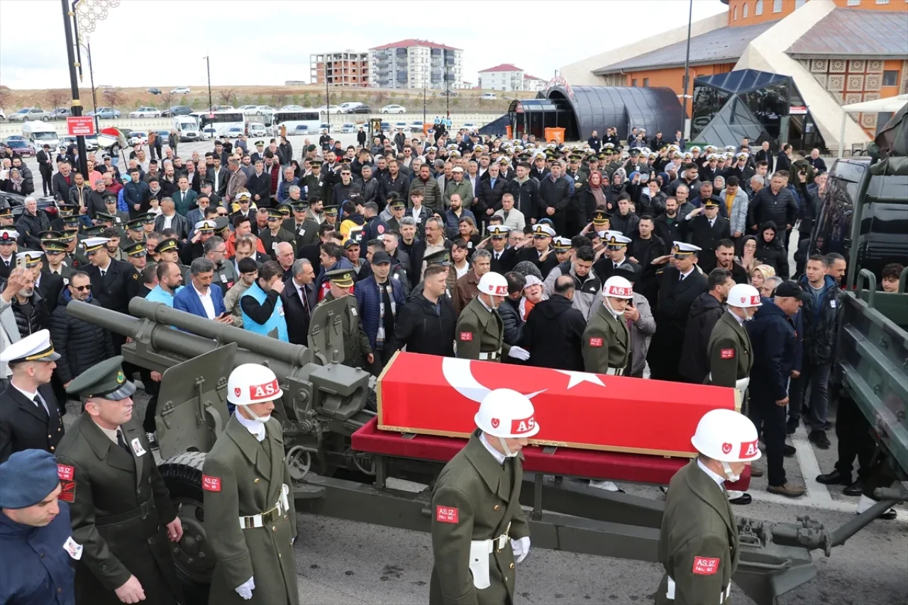 Şehit Astsubay Kıdemli Çavuş İrgi'nin cenazesi, memleketi Sivas'ta toprağa verildi