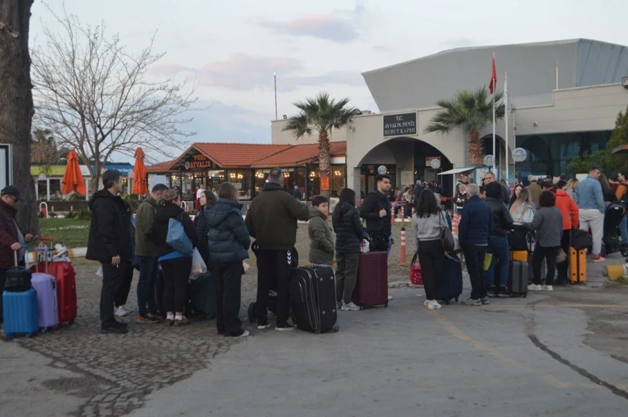 Bayram tatilinde Yunan Adaları'na büyük ilgi:Ayvalık’ta kuyruk oluştu