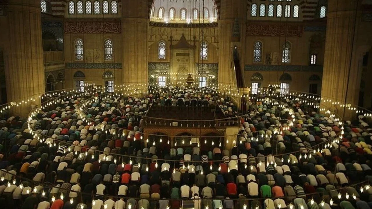Bayram namazı saat kaçta? Diyanet ile Ankara, İzmir, İstanbul il il bayram namazı saati