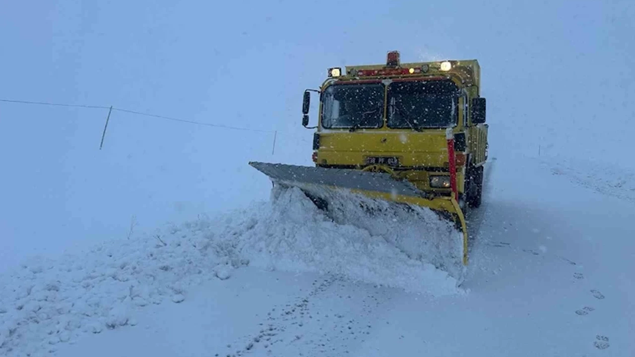 Kayseri’de kar ve tipi nedeniyle kapanan yollar tekrar ulaşıma açıldı