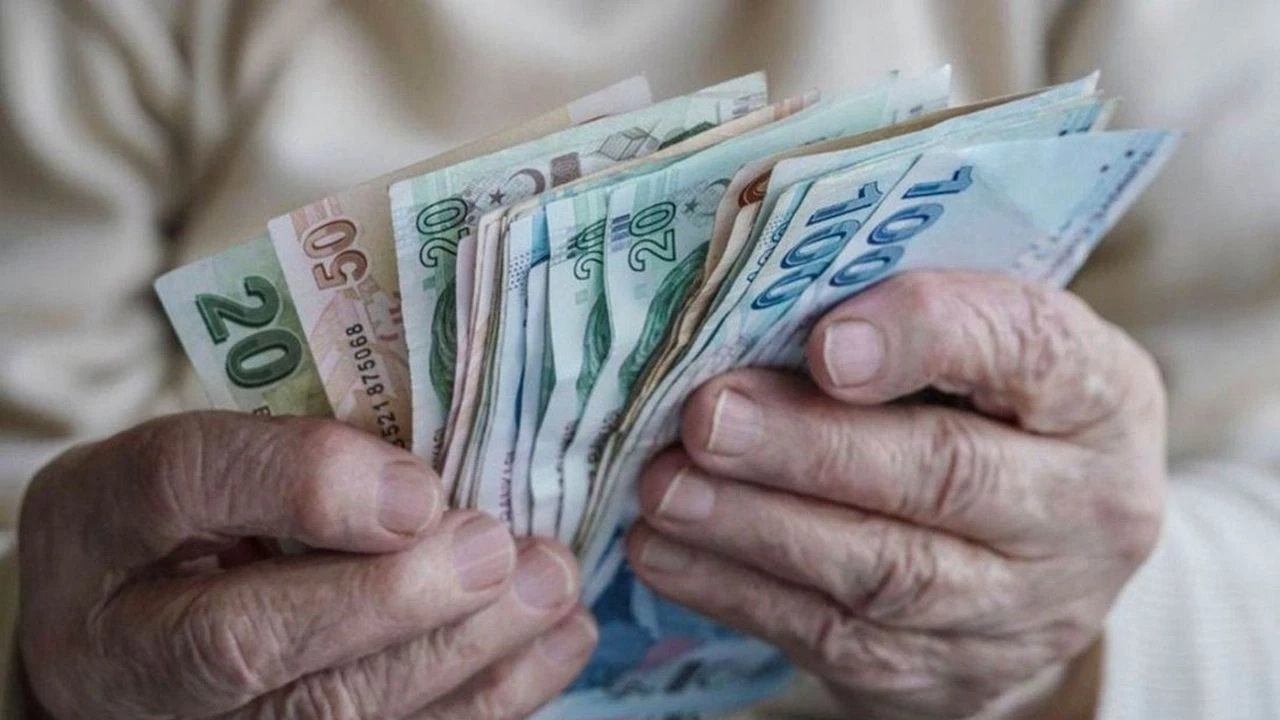 Emeklilere 4 bin liralık bayram ikramiyesi, Meclis'te kabul edildi