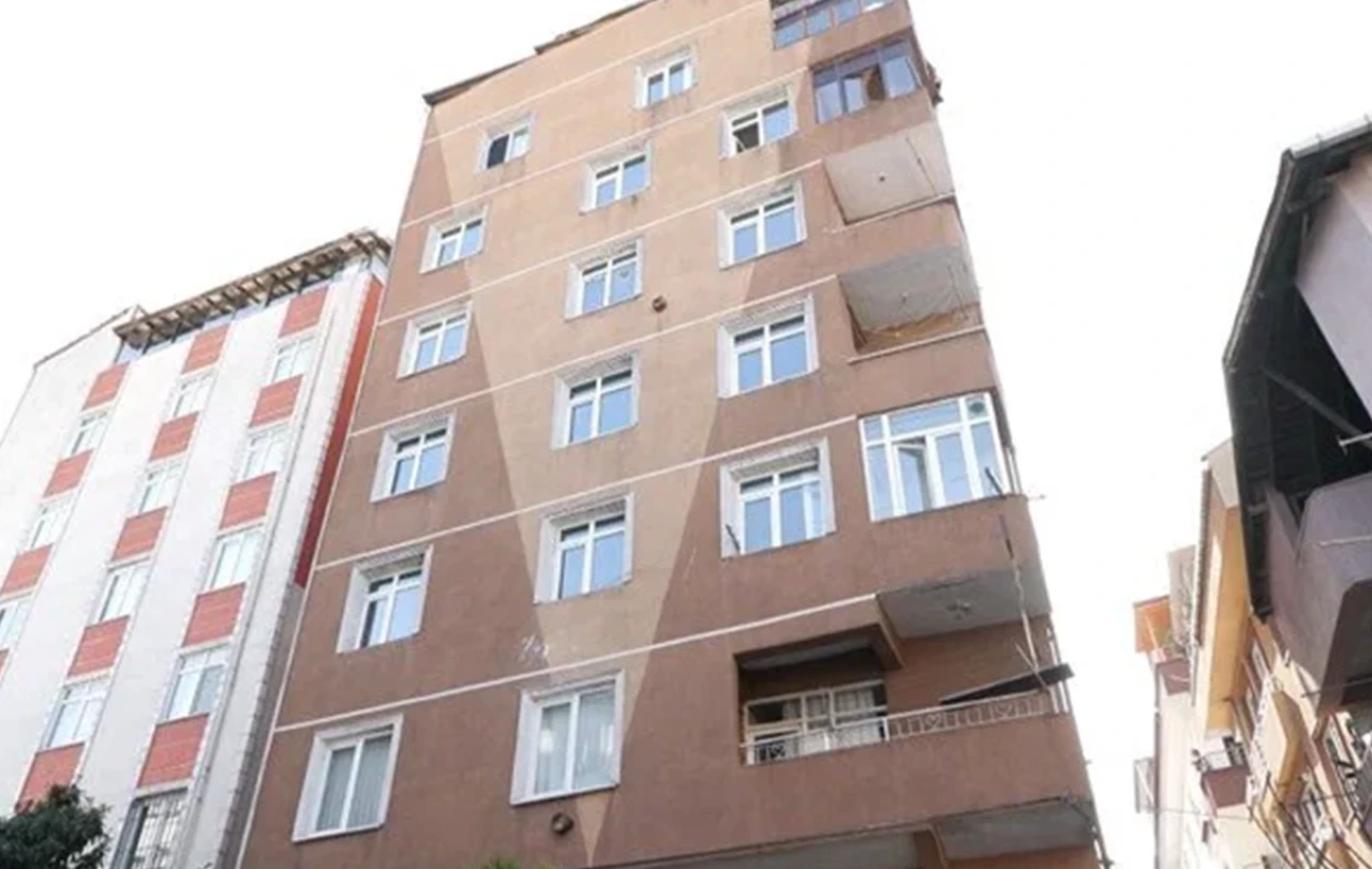 Tahliye edilen binanın mührünü söküp oturmaya devam ettiler
