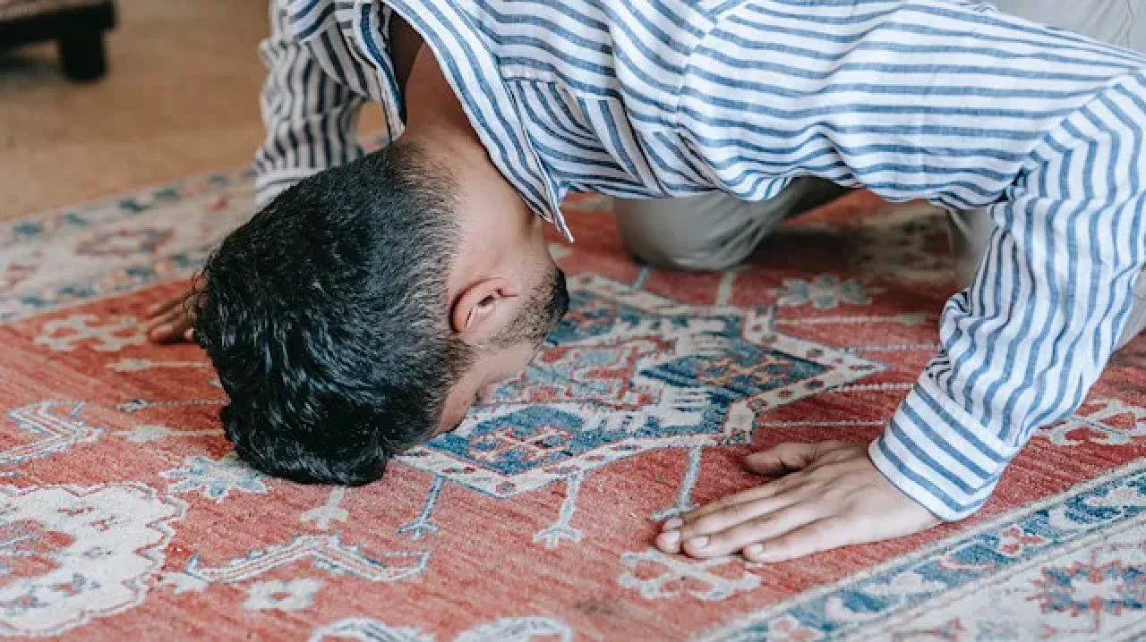 Bayram namazı evde tek kılınır mı? Cemaatle kılınması şart mı?