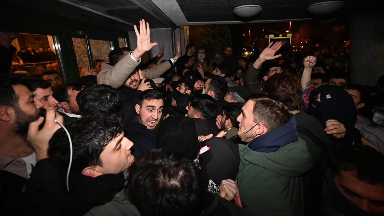 Saraçhane'deki izinsiz gösteride eylemciler İBB binasına girmeye çalıştı