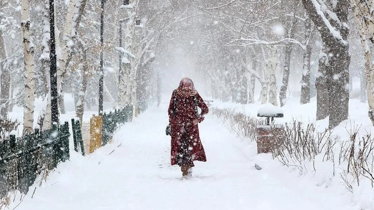 İstanbul'da bahar havası kısa sürdü: Kar yağışı ve soğuk hava etkili olacak!