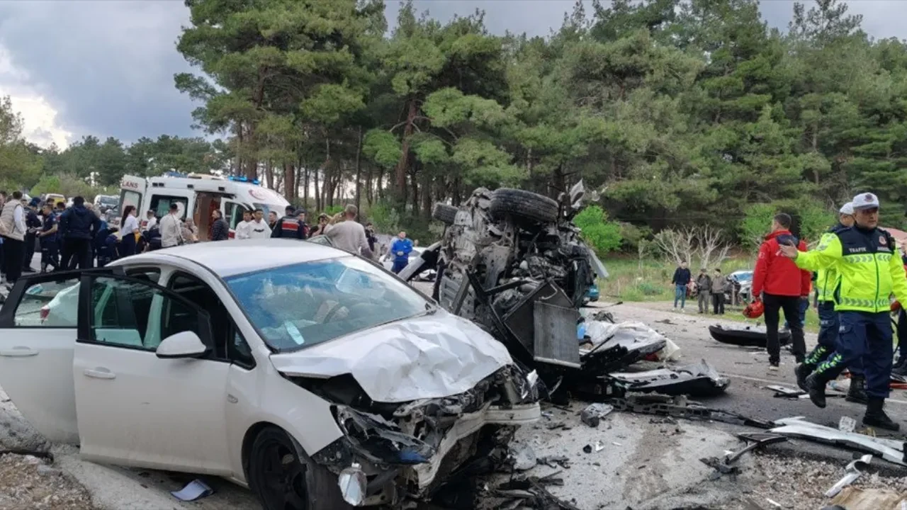 Balıkesir'de 4 araçlı zincirleme kaza: Ölü ve yaralılar var!