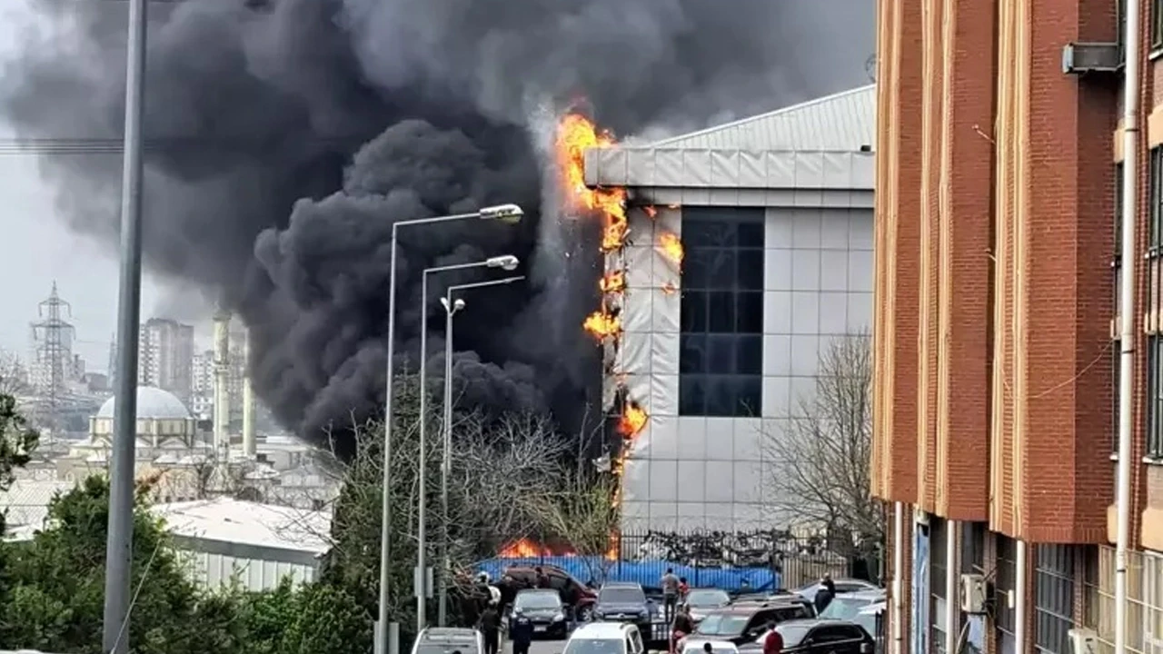 Başakşehir'deki sanayi sitesi alevlere teslim oldu! Çok sayıda ekip sevk edildi!